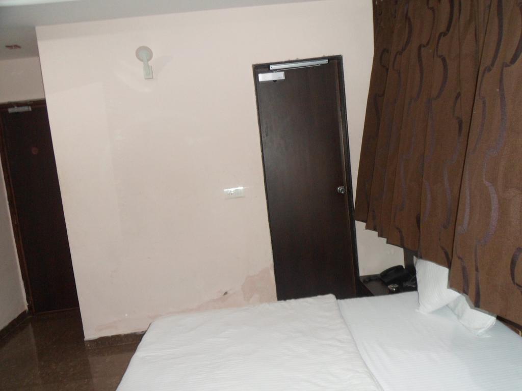 Hotel Silver Plaza Ahmadábád Pokoj fotografie