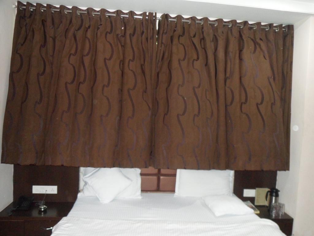 Hotel Silver Plaza Ahmadábád Pokoj fotografie