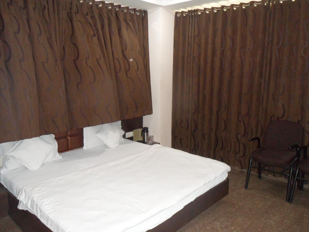 Hotel Silver Plaza Ahmadábád Pokoj fotografie